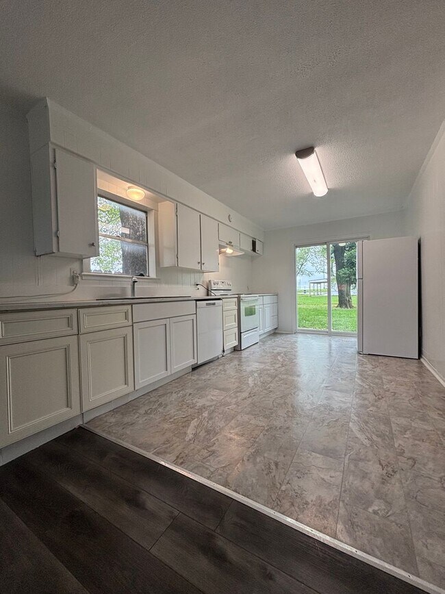 Foto del edificio - 2 BEDROOM 1 BATH DUPLEX LOCATED IN OZARK