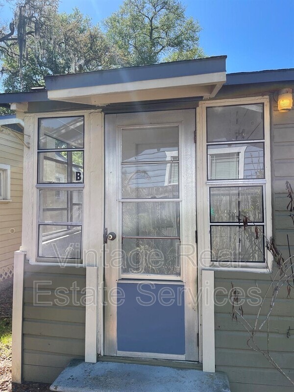 Building Photo - 309 W Comanche Ave