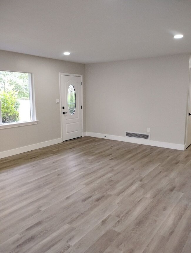 Building Photo - Upgraded 4 Bedroom in Deland - Available Now!