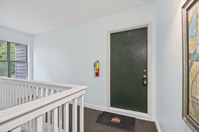 Foto del edificio - This beautifully maintained 2-bedroom, 2-bath 3rd Floor unit in Lake Wylie Woods is a Gem!