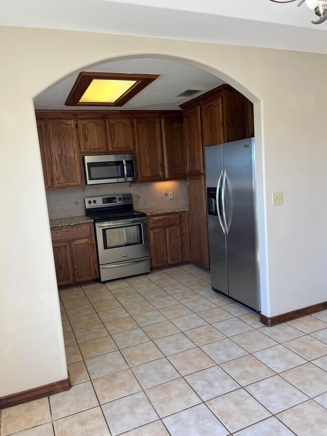Building Photo - 310 S Val Verde Rd