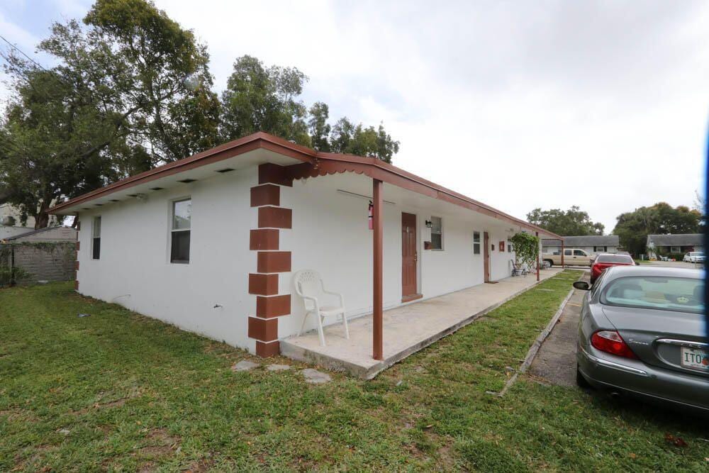 327 Silver Beach Rd Unit 1, Lake Park, FL 33403 Room for Rent in Lake