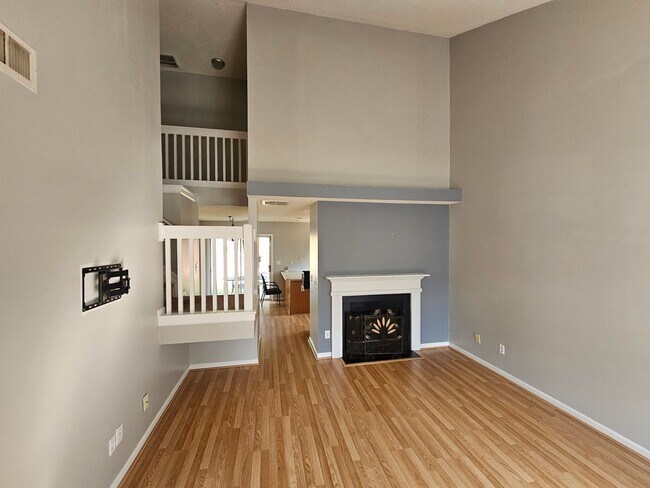 Foto del edificio - Spacous End-unit townhome in University