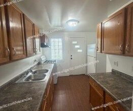 Building Photo - 423 Lilac St