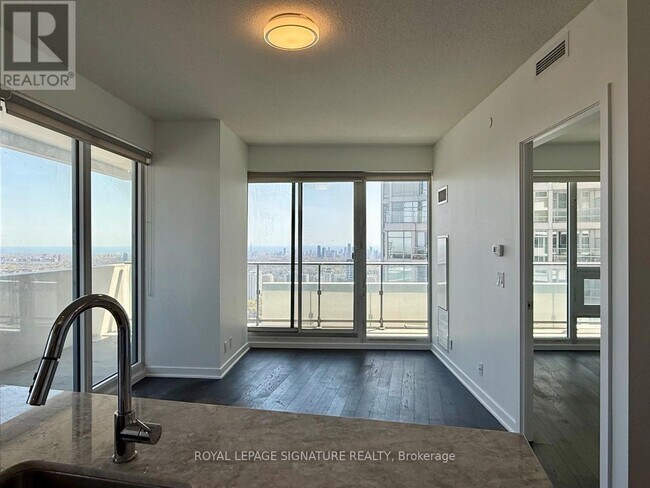 Photo du bâtiment - 2221 Yonge St