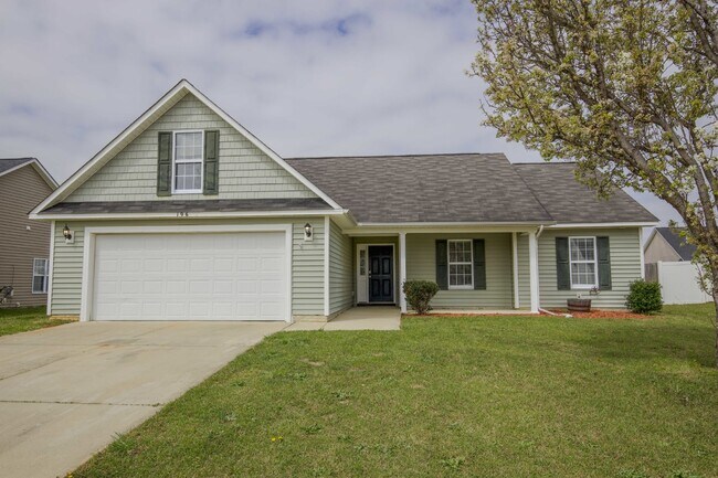Foto del edificio - Charming 3 Bed, 2 Bath Rental Home in Raeford, NC - Don't Miss Out!