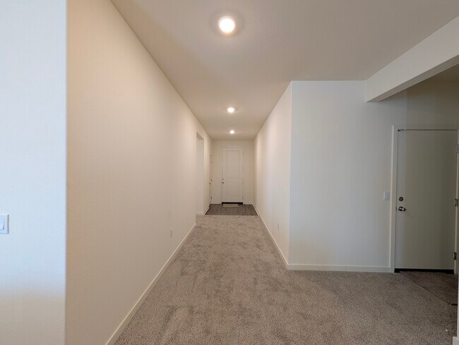 Building Photo - 821 Highlands Dr
