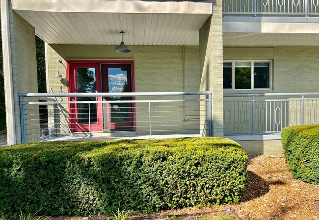 Foto del edificio - 1045 E 10th St