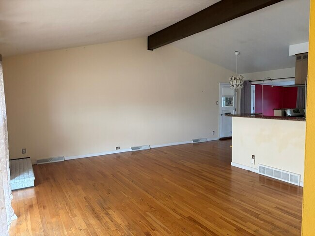 Techos altos - 2545 Teller St