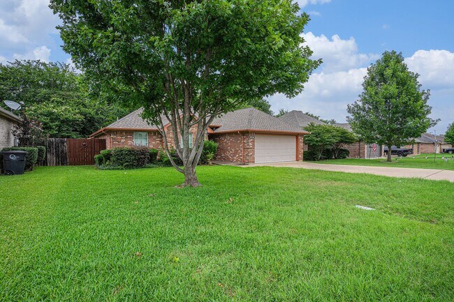 Building Photo - Welcome to this inviting 3-bedroom, 2-bathroom home in the heart of Cleburne, perfectly suited fo...