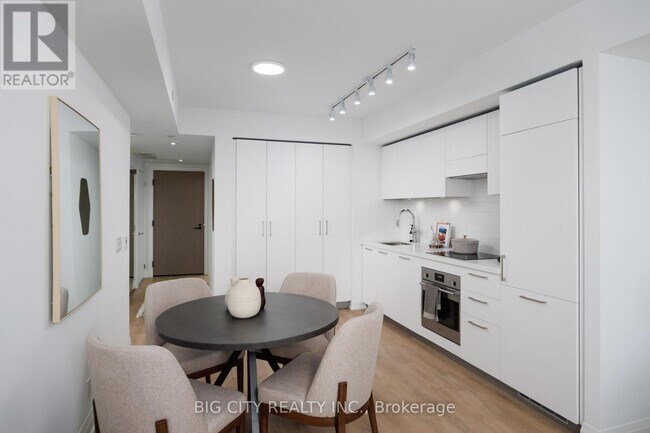 Building Photo - 36-936 Brentcliffe Rd