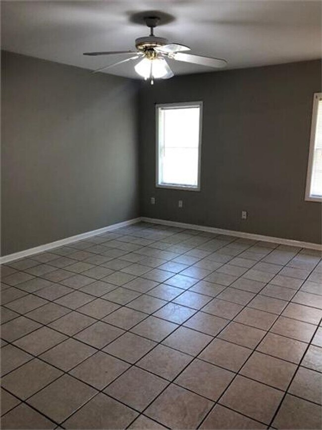 Building Photo - 3-Bedroom 2-Bathroom Apartment!