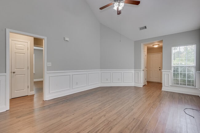 Building Photo - 2037 Dundee Way