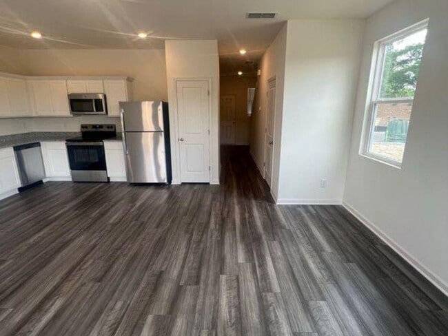 Building Photo - 2099 Emerson Dr