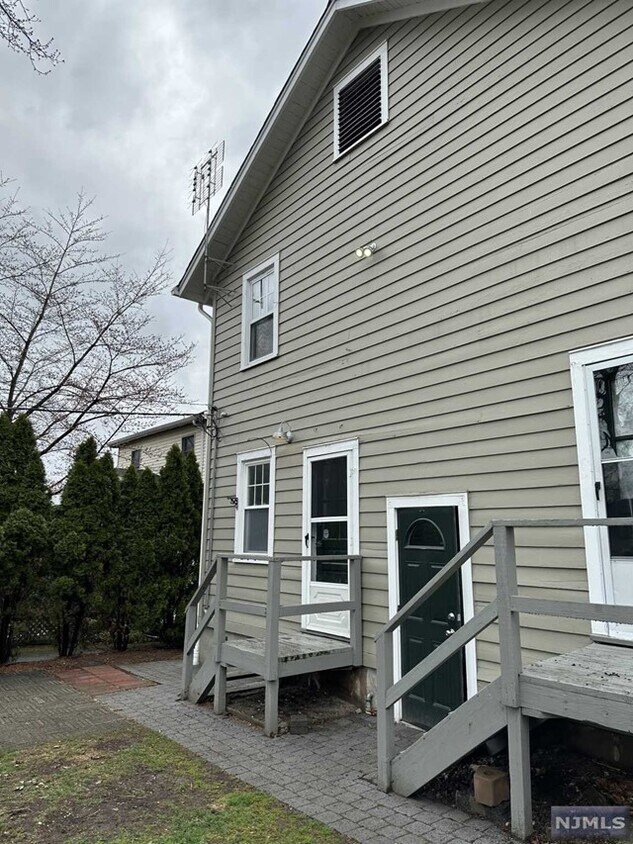 Building Photo - 34 Rea Ave