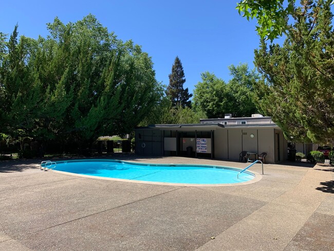 Building Photo - Super Cute !!! 3 Bedroom, 2 1/2 Bath in Fa...