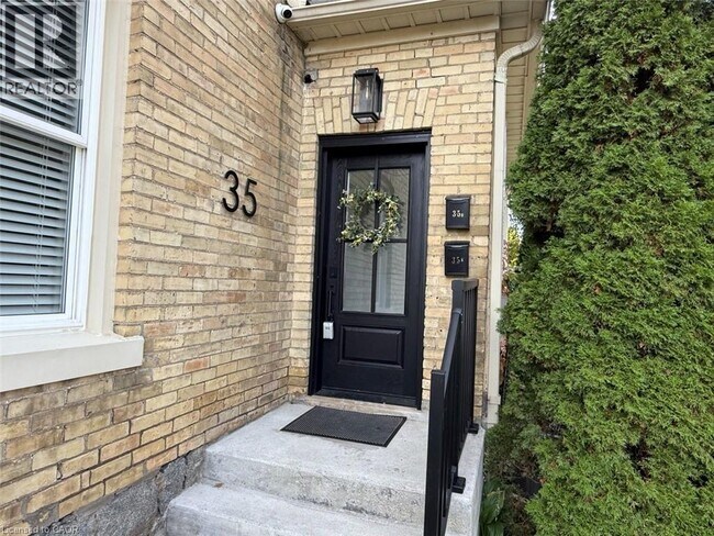 Photo du bâtiment - 35 Victoria Ave