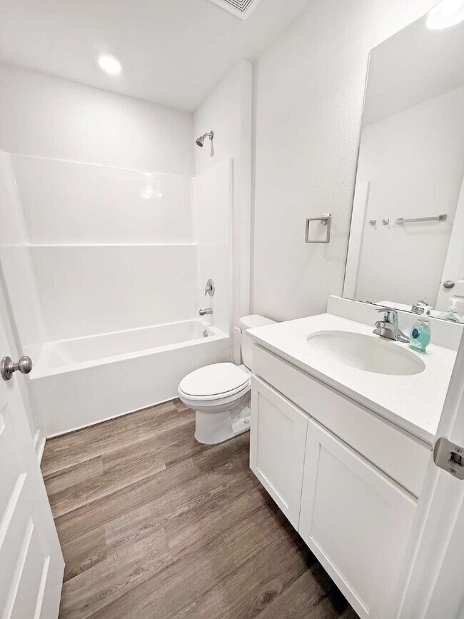 Foto del edificio - Spacious Cantonment Retreat with Modern Comfort & Convenient Location