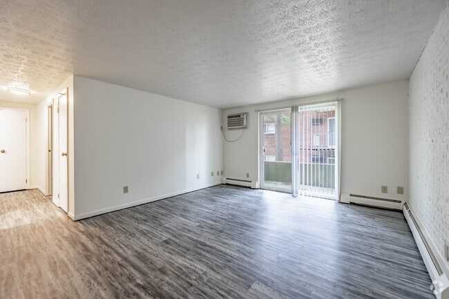1BR, 1BA - 872SF - Living Room - Oaks Apartments