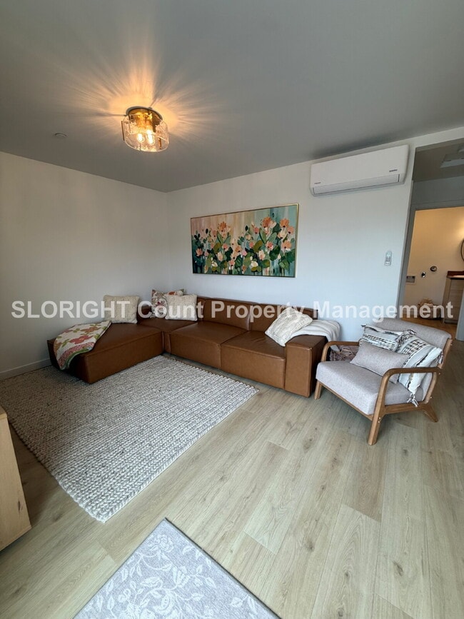 Building Photo - AVAILABLE SEPTEMBER- Walking Distance From The Beach - 1 Bed / 1 Bath