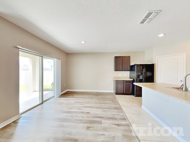 Foto del edificio - 935 Summer Glen Dr