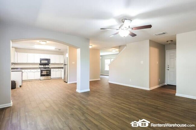 Building Photo - Available Now!!! 4 Bed / 2.5 Bath Home