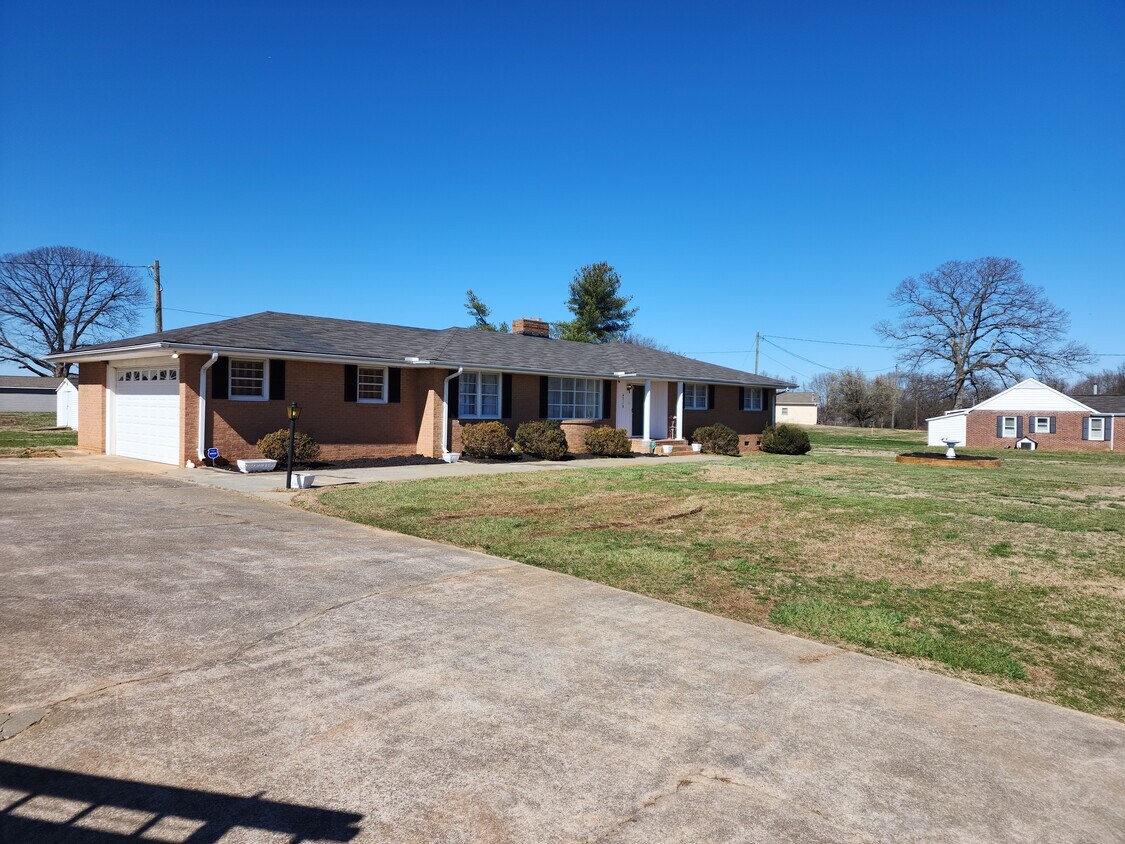 4715 Parris Bridge Rd, Boiling Springs, SC 29316 House Rental in