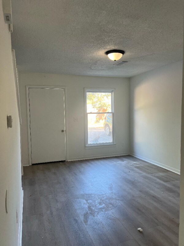 Foto del edificio - 3456 Macklen Rd