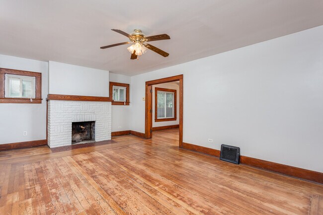Building Photo - North Hill! Clean, Sunny and Bright Renova...