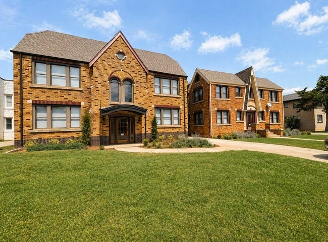 Building Photo - 831 & 835 East Drive