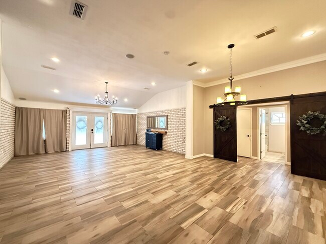 Foto del edificio - 135 Country Club Rd