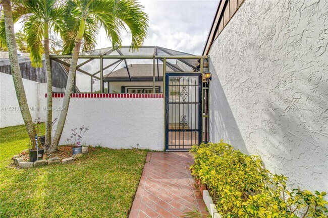 Foto del edificio - 6343 Pinehurst Cir