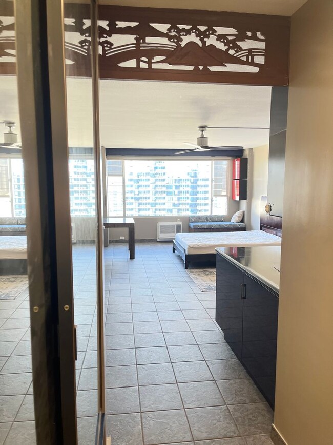 Building Photo - Studio with 1 Bathroom Unit in Pacific Gra...