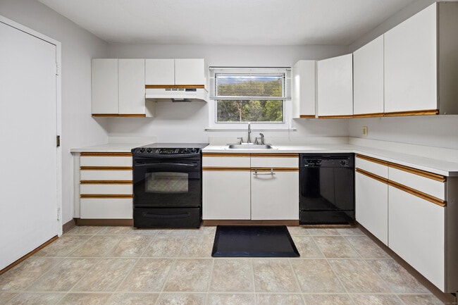 Building Photo - 486 Oak Ave