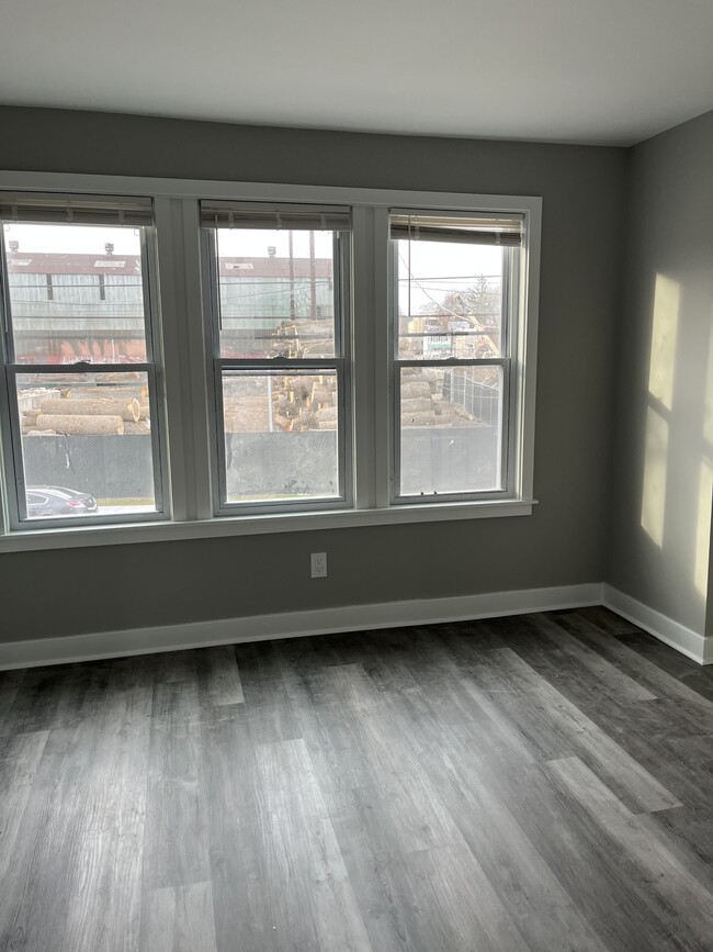 Building Photo - 805 W 5th St