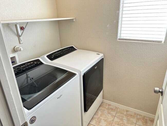 Foto del edificio - Cabezon Beauty | Large Yard | 2 Living Areas & Upstairs Loft | 1-year Lease | Coming Soon Pre-lea...