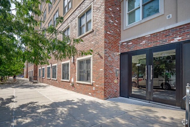 Building Photo - 833 Monroe St