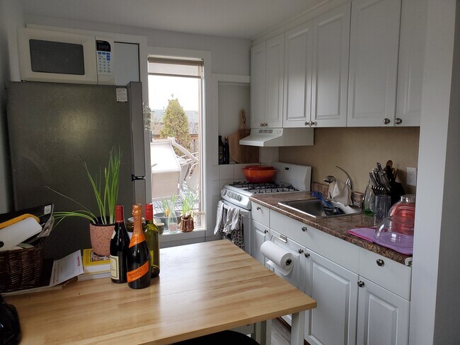 Photo du bâtiment - EAGLE’S NEST, Sun filled very bright loft apt- (Dupont & Christie)