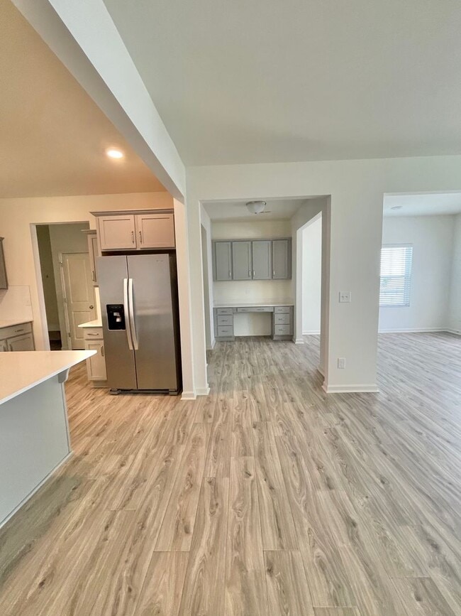 Building Photo - BEAUTIFUL Paired Home 3 br 2.5 ba with 2 car garage minutes from I-77 and I-40 - AUGUST MOVE IN