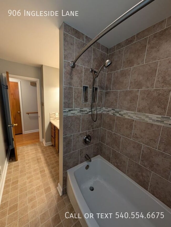 Building Photo - 906 Ingleside Ln