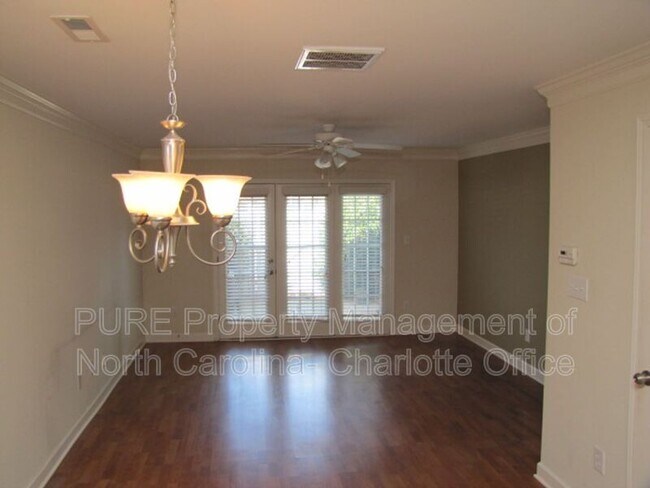 Foto del edificio - 1336 Green Oaks Ln