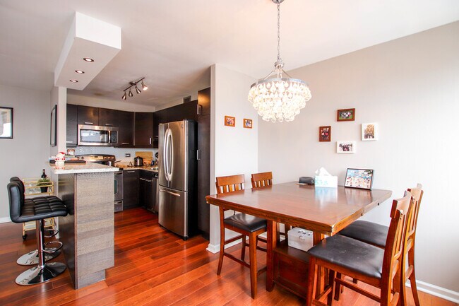 Foto del edificio - 655 W Irving Park Rd