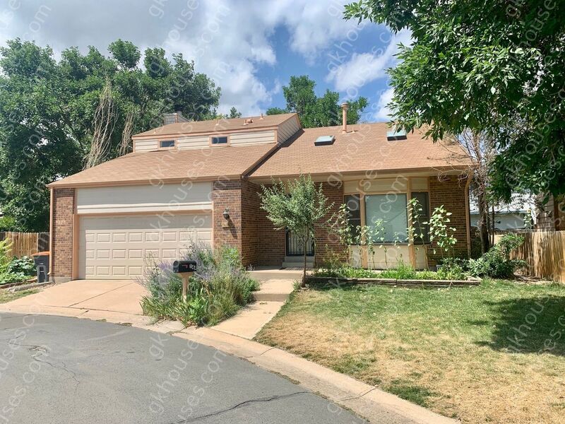 Primary Photo - 144 Willow Pl S