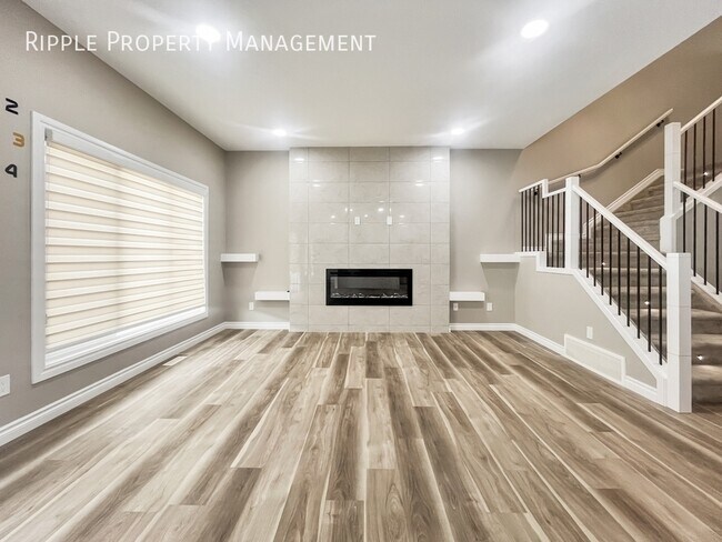 Photo du bâtiment - STUNNING 3-BED, 2.5-BATH UPPER UNIT IN KESWICK | MODERN LUXURY | FENCED BACKYARD