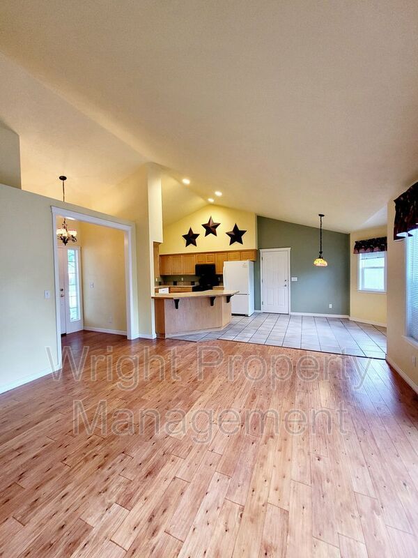 Building Photo - 152 S Delphinium Ave