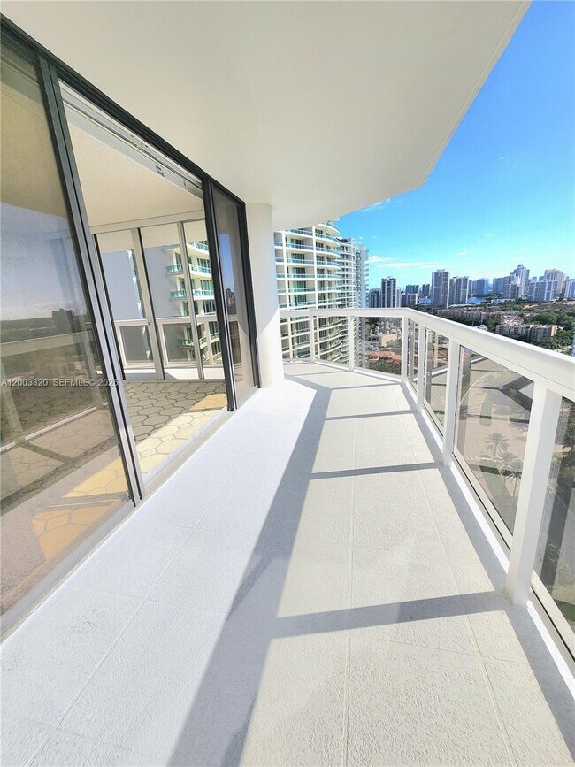 Foto del edificio - 20185 E Country Club Dr