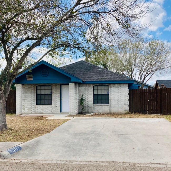 Building Photo - 521 Amigos Ln