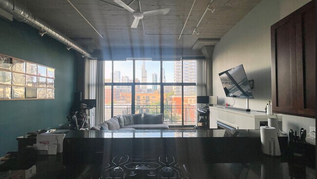 Foto del edificio - 1727 S Indiana Ave