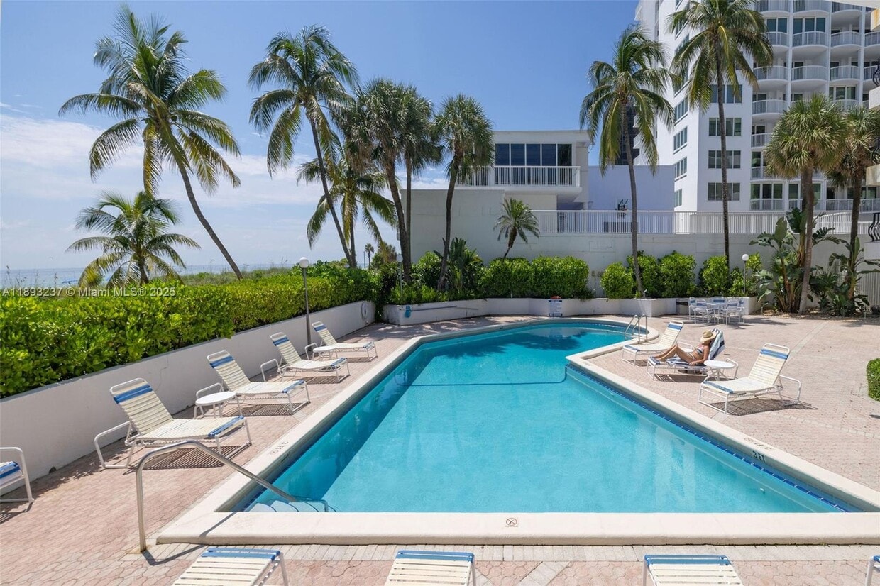 Primary Photo - 5415 Collins Ave