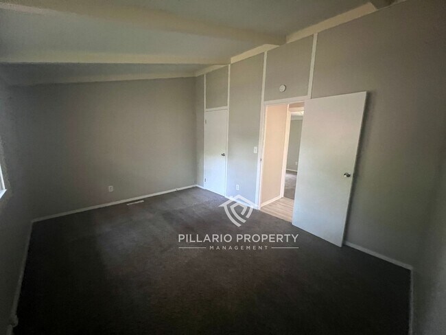 Building Photo - Silver Maple Beauty 3 Bed / 1 Bath Only $1...